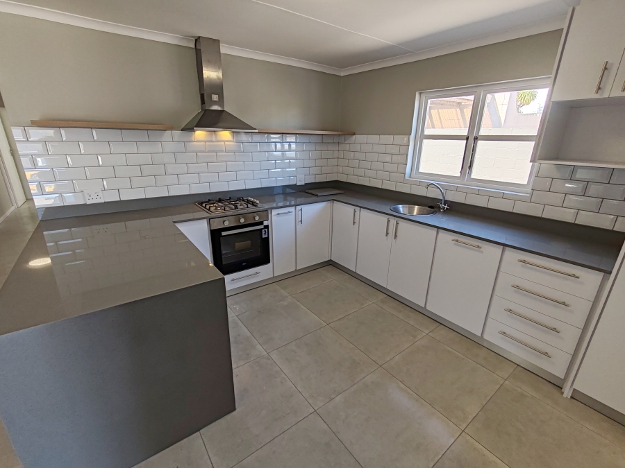 To Let 5 Bedroom Property for Rent in Myburgh Park Western Cape